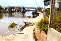 Bac Lieu: Sat lo kinh hoang, nhieu met mat duong bi song 'nuot chung' hinh anh