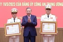 Trao huan chuong Quan cong hang 3 cho Trung tuong To An Xo hinh anh