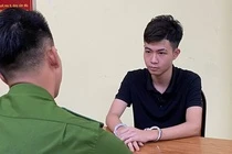 Bat khan cap doi tuong dap vo chai vao dau nguoi nuoc ngoai o TP.HCM hinh anh