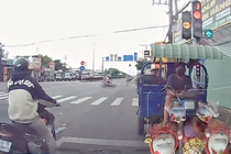 Xe ba gac di nguoc chieu, chan dau oto o huyen Cu Chi, TP.HCM hinh anh