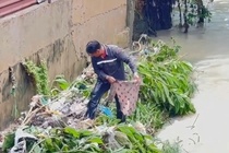 Tim kiem be gai 11 tuoi bi nuoc cuon hinh anh