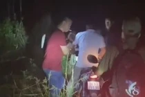 Can canh cong an bat giu ke phong hoa dot nha dan o Bac Giang hinh anh