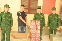 Bat giu 8 doi tuong van chuyen gan 400 kg phao no nhap lau hinh anh