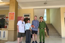 Co giao Van Kieu tra lai vi cho du khach nguoi Anh hinh anh
