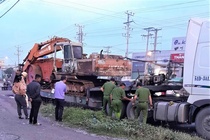 Nga vao xe container, 2 nguoi phu nu tu vong hinh anh