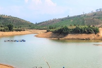 Hai nguoi dan ong chet duoi duoi ho thuy loi o Lam Dong hinh anh