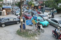 Xe co di lai kho khan tren tuyen duong cham tien do o Ha Noi hinh anh