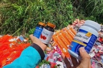 Video nguoi dan phat hien hang nghin hop thuc pham chuc nang, vi thuoc bo la liet tren duong hinh anh