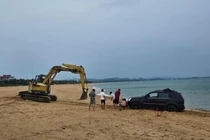 Them mot chu xe oto choi ngong chay xuong bai bien tai Phu Yen hinh anh