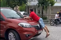 Nguoi dan ong bam nap capo, tai xe van ru ga bo chay hinh anh