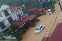 Lang Son hoa bien nuoc sau con mua lon, nhieu oto mac ket tren duong hinh anh