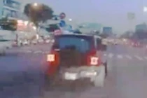 Camera hanh trinh ghi lai canh xe Jeep dam loat xe may o TP.HCM hinh anh