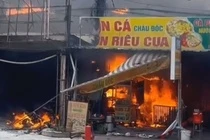 Do xang doa vo, ca tiem goi dau, quan an va oto bi lua bao trum hinh anh