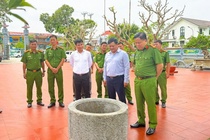 Thong co 300 nam trong dinh lang bi danh cap nhu the nao? hinh anh