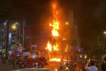 Chay lon tai cua hang thuc an nhanh o trung tam TP.HCM hinh anh