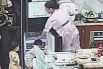 Be hai tuoi bi bao mau bao hanh nhieu lan o TP.HCM hinh anh