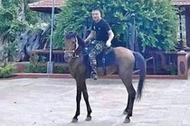 Vi 'ngo' - tu ke co benh an tam than den ong trum the gioi ngam hinh anh