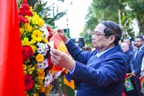 Thu tuong dang hoa len Bac Ho o noi cach To quoc nua vong Trai Dat hinh anh