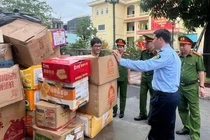 Cac ho tai La Phu tu nguyen giao nop 25 tan banh keo de tieu huy hinh anh