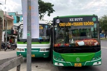 Xac minh clip 2 xe buyt ruot duoi, ep nhau tren Quoc lo 1 hinh anh
