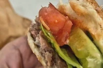 Doi bo luc nhuc trong chiec banh hamburger o Da Nang hinh anh