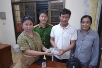 Cho vo di lam, nhat duoc ba lo tien hinh anh