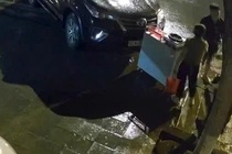 Nguoi dan ong nghi say xin lai oto doi tong nguoi giua dem hinh anh