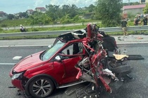 Oto con bi vo nat sau va cham tren cao toc Ha Noi - Hai Phong hinh anh