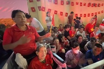 Video con dau dua me chong hon 95 tuoi di xem dieu binh hinh anh