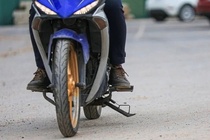 Muc phat cao nhat khi di xe may ma khong gat chan chong hinh anh