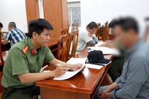 Gan 80 nguoi bi My truc xuat, ban giao ve TP.HCM hinh anh