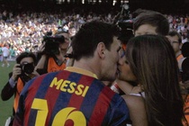 Messi hon ban gai dam duoi truoc khi ra san hinh anh