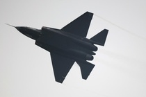 TQ lan dau cong khai may bay tang hinh doi trong F-35 cua My hinh anh