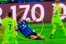 Tranh cai trong ngay Barca bi loai hinh anh