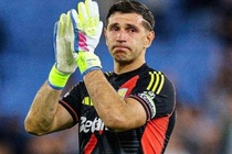 Chau Au 'day song' vi Emiliano Martinez hinh anh