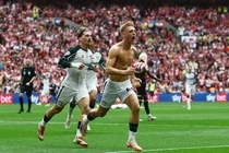 Phut bu gio dien ro o chung ket play-off thang hang Premier League hinh anh