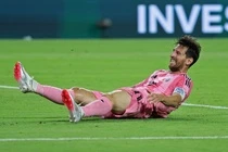 Messi cung dong doi bi PSG vui dap hinh anh