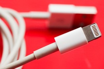 Mua dây sạc iPhone chính hãng là sự lãng phí?