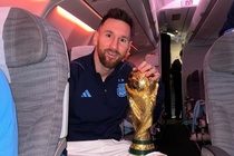 Messi về nước trễ, hàng chục nghìn người lên mạng ngóng chờ