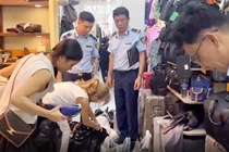 Bat ngo kiem tra Saigon Square, thu giu hang nghin san pham nghi fake hinh anh
