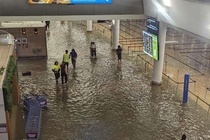 Chuyến bay mắc kẹt 13 giờ trên trời vì điểm đến ngập lụt