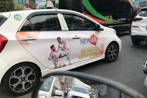 Xe taxi giữa Thủ đô ngang nhiên dán logo web cá độ