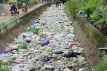 ‘Sóng thần rác’ ở điểm du lịch đông khách của Indonesia