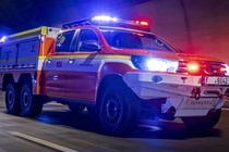 Toyota Hilux duoc do thanh xe cuu hoa hinh anh