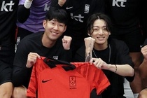 Jung Kook (BTS) chụp hình cùng Son Heung-min
