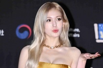 'Bông hồng lai' Somi thay 6 bộ đồ ở MAMA 2022
