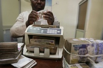 Nhiều người Nigeria ngủ qua đêm bên ngoài ngân hàng để chờ rút tiền