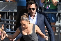 Phong cach cua Jennifer Lopez khi toi Venice hinh anh