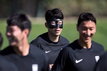 Son Heung-min deo mat na thi dau trong tran mo man cua tuyen Han Quoc hinh anh