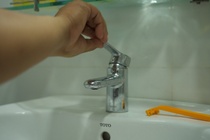 Căn hộ bị ban quản lý cắt nước sinh hoạt, cư dân không dám đi vệ sinh